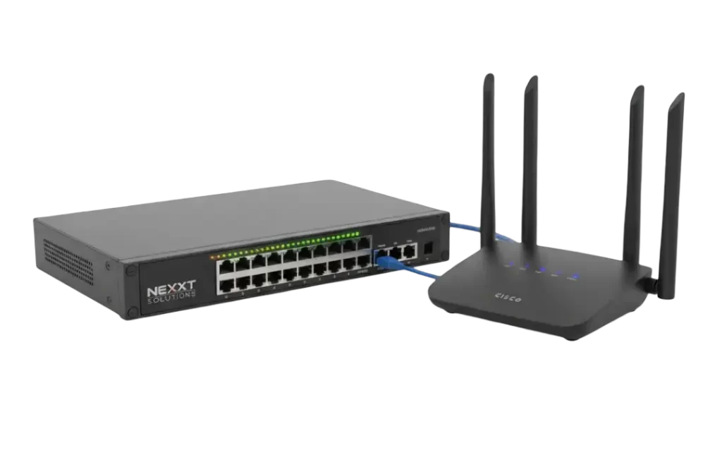 Intersoft proveedor de Equipos de Red y Conectividad en Costa Rica. Se muestra representación visual de un switch de la marca Next Solutions y un router de la marca Cisco, ambos son equipos de red y conectividad ofrecidos por InterSoft para soluciones empresariales y domésticas.