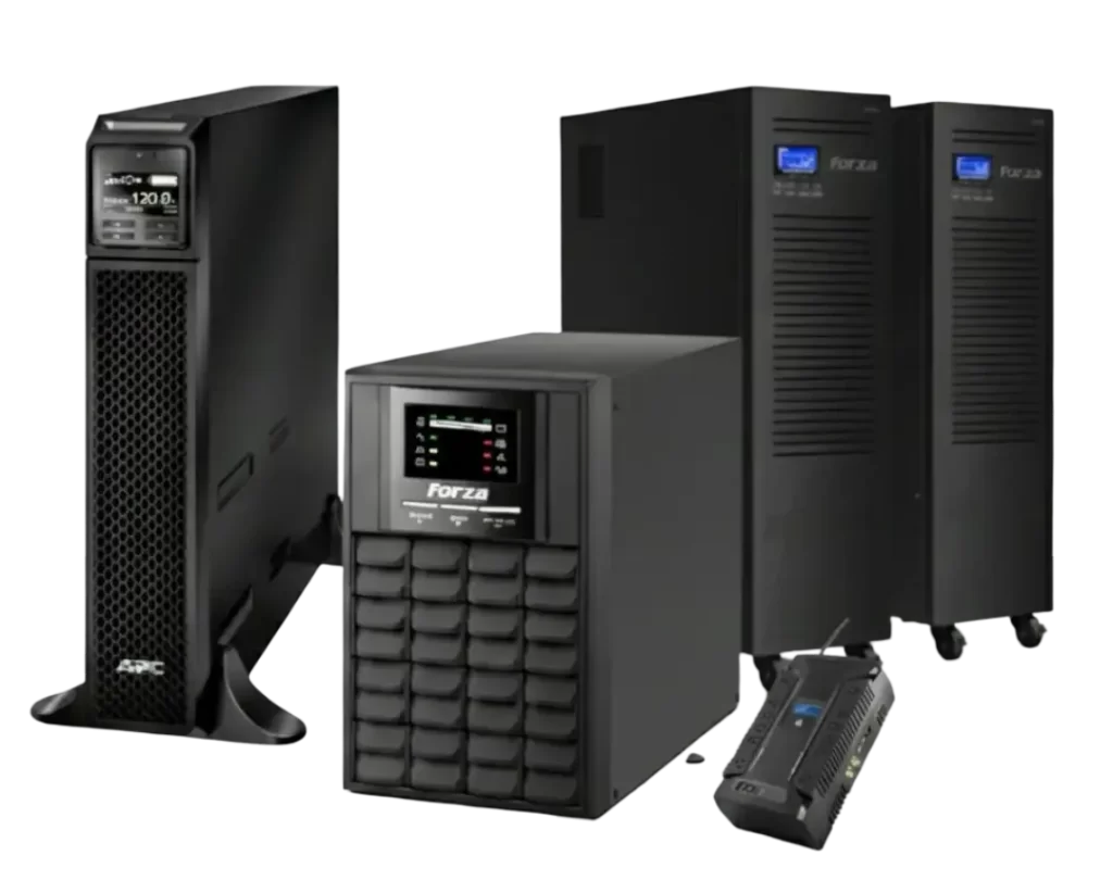 Intersoft es proveedor de energia y protectores de poder marca APC y Forza. Se muestra una representación visual de sistemas de alimentación ininterrumpida (UPS) de APC y Forza, incluyendo reguladores, baterías de respaldo y supresores de pico para protección eléctrica.