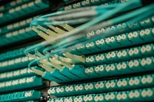 Distribución y organización de cables de fibra óptica en un patch panel de alta densidad para servicios de infraestructura IT