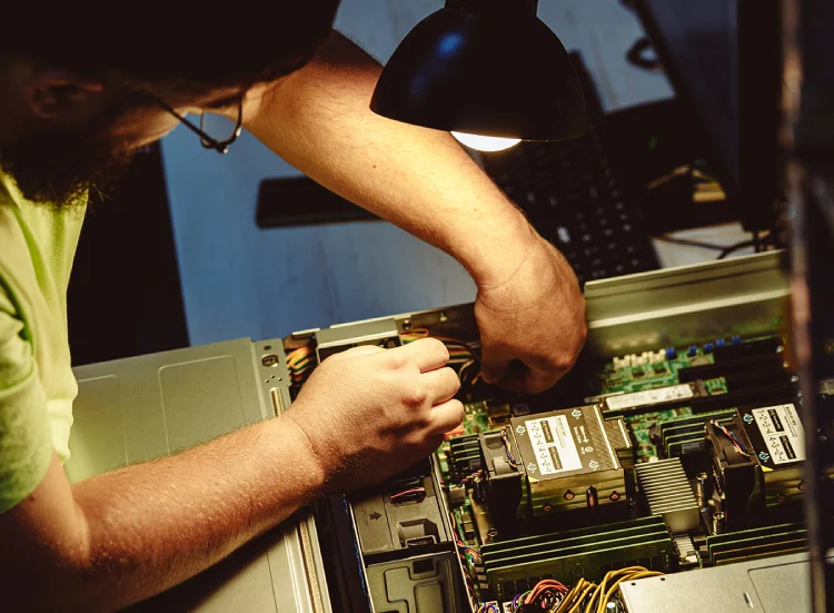 Técnico especializado realizando mantenimiento de hardware en un servidor de alto rendimiento dentro del Taller de Reparación